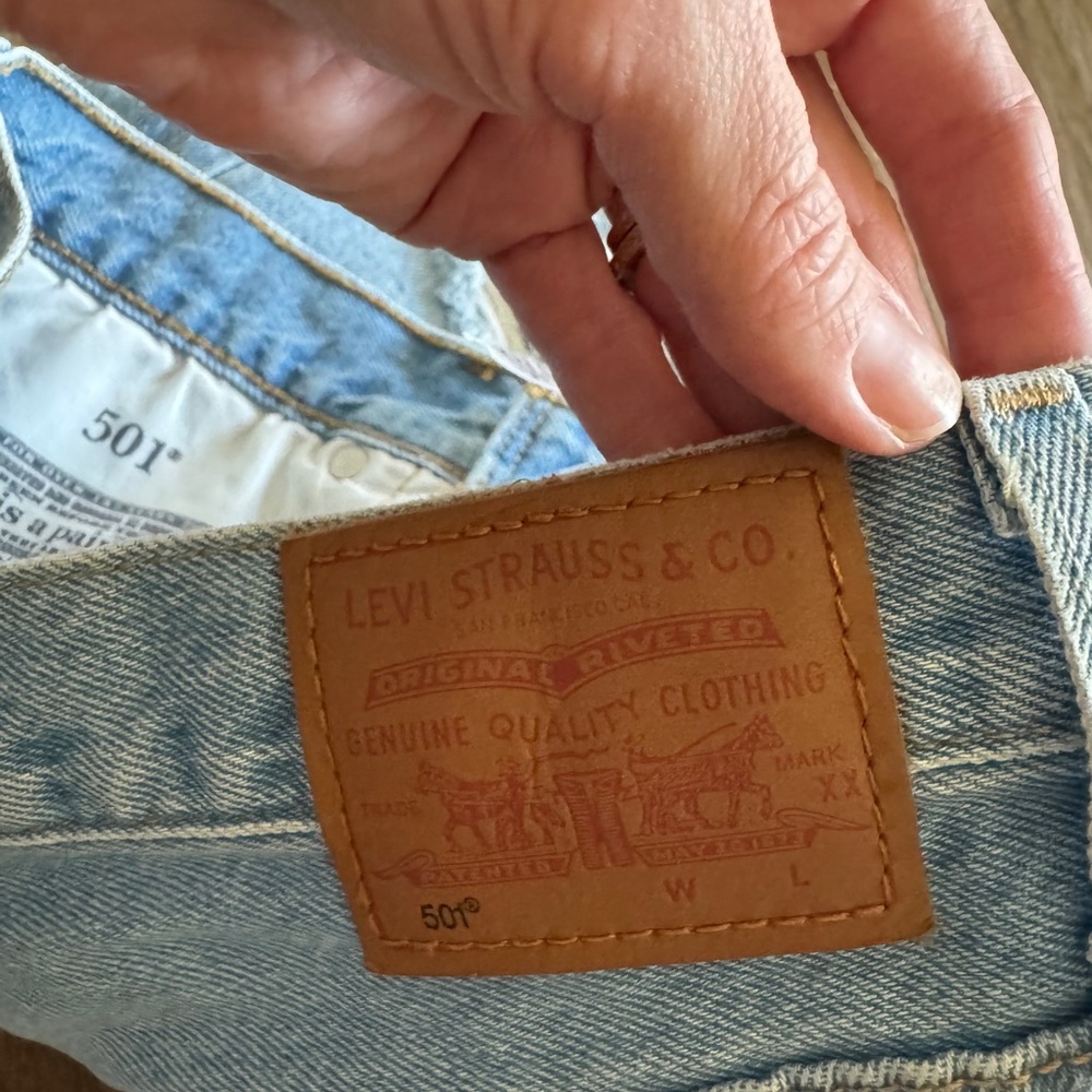 Light Wash Daisy Duke Levi Shorts - Picture 4 of 4